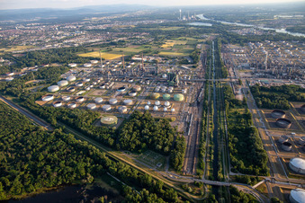 Vue aérienne de Ligne ferroviaire de fret dans le MIRO à le quartier Knielingen in Karlsruhe dans le département Bade-Wurtemberg, Allemagne
