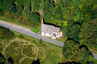 Vue aérienne de Chapelle sur la route de campagne dans le Wieslautertal à Niederschlettenbach dans le département Rhénanie-Palatinat, Allemagne