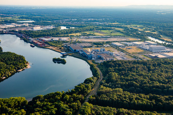 Vue aérienne de Port régional de Wörth et zone industrielle d'Oberwald à Wörth am Rhein dans le département Rhénanie-Palatinat, Allemagne