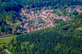 Vue aérienne de Village dans la vallée de Wieslauter à Nothweiler dans le département Rhénanie-Palatinat, Allemagne