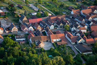 Vue aérienne de Gnägyhof sur la rue principale à Winden dans le département Rhénanie-Palatinat, Allemagne