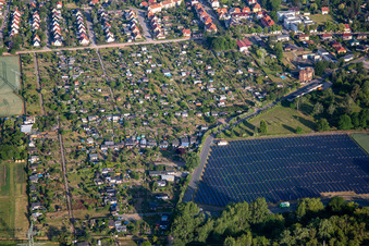 Vue aérienne de Champ solaire sur Badeborner Weg à Quedlinburg dans le département Saxe-Anhalt, Allemagne