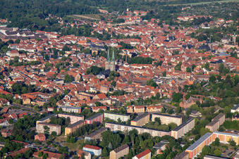 Vue aérienne de Église du marché de Saint-Benoît à Quedlinburg dans le département Saxe-Anhalt, Allemagne
