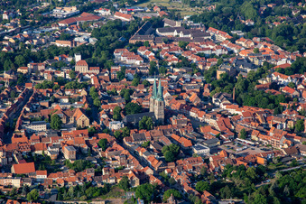 Vue aérienne de Église du marché de Saint-Benoît à Quedlinburg dans le département Saxe-Anhalt, Allemagne