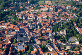 Vue aérienne de Vieille ville avec Burgberg-St. Wiperti-Münzenberg, l'église collégiale Saint-Servais et le musée du château Quedlinburg à Quedlinburg dans le département Saxe-Anhalt, Allemagne