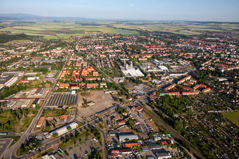 Vue aérienne de La Quedlinburger Landstraße traverse la voie ferrée à Halberstadt dans le département Saxe-Anhalt, Allemagne