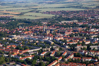 Vue aérienne de Cathédrale et Trésor de la Cathédrale Halberstadt à Halberstadt dans le département Saxe-Anhalt, Allemagne