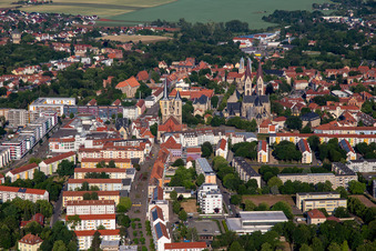 Vue aérienne de Cathédrale et trésor de la cathédrale Halberstadt vus de l'est à Halberstadt dans le département Saxe-Anhalt, Allemagne
