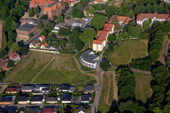 Vue aérienne de Communautés de vie partagées « Deux Comtesses » pour personnes âgées ayant des besoins de soins à Halberstadt dans le département Saxe-Anhalt, Allemagne