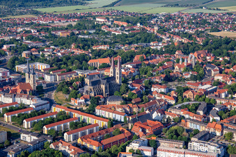 Vue aérienne de Cathédrale et trésor de la cathédrale Halberstadt depuis le nord-est à Halberstadt dans le département Saxe-Anhalt, Allemagne