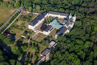 Monastère de Huysburg à le quartier Röderhof in Huy dans le département Saxe-Anhalt, Allemagne vue d'en haut