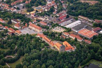 Vue aérienne de Château et parc du château Ballenstedt eV à Ballenstedt dans le département Saxe-Anhalt, Allemagne