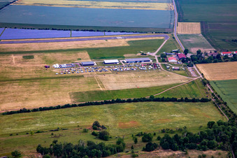 Vue aérienne de Paramoteurs à l'aérodrome Ballenstedt à le quartier Asmusstedt in Ballenstedt dans le département Saxe-Anhalt, Allemagne