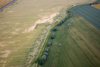 Vue aérienne de Cours du ruisseau Getel à le quartier Radisleben in Ballenstedt dans le département Saxe-Anhalt, Allemagne
