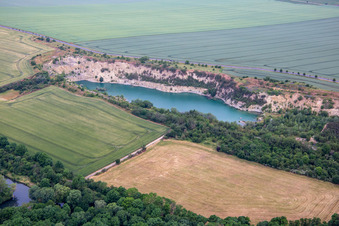 Vue aérienne de Lac de carrière à Bahnhofstr à le quartier Ermsleben in Falkenstein dans le département Saxe-Anhalt, Allemagne