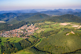 Vue aérienne de Vue de la ville depuis le sud-ouest à Busenberg dans le département Rhénanie-Palatinat, Allemagne