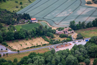 Vue aérienne de Ruine sur la rue Quedlinburger à le quartier Weddersleben in Thale dans le département Saxe-Anhalt, Allemagne