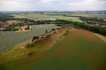 Vue aérienne de Pierres du milieu du mur du diable à le quartier Weddersleben in Thale dans le département Saxe-Anhalt, Allemagne