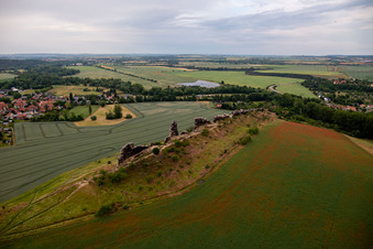 Vue aérienne de Pierres du milieu du mur du diable à le quartier Weddersleben in Thale dans le département Saxe-Anhalt, Allemagne