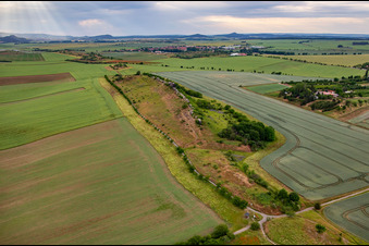 Vue oblique de Pierres du milieu du mur du diable à le quartier Weddersleben in Thale dans le département Saxe-Anhalt, Allemagne