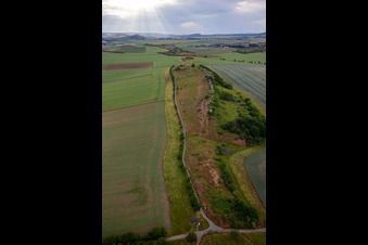 Pierres du milieu du mur du diable à le quartier Weddersleben in Thale dans le département Saxe-Anhalt, Allemagne d'en haut