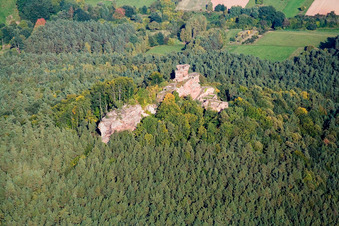 Vue aérienne de Ruines et vestiges du château de Drachenfels à Busenberg dans le département Rhénanie-Palatinat, Allemagne