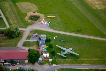 Vue aérienne de Avions historiques à l'aérodrome Ballenstedt à le quartier Asmusstedt in Ballenstedt dans le département Saxe-Anhalt, Allemagne