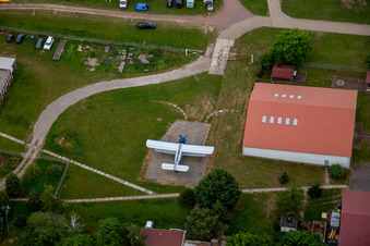 Vue aérienne de Avions historiques à l'aérodrome Ballenstedt à le quartier Asmusstedt in Ballenstedt dans le département Saxe-Anhalt, Allemagne
