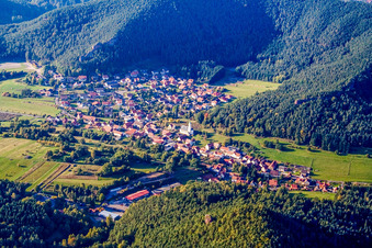 Vue aérienne de Village du sud à Schindhard dans le département Rhénanie-Palatinat, Allemagne