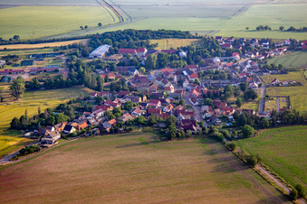 Vue aérienne de Du sud à le quartier Endorf in Falkenstein dans le département Saxe-Anhalt, Allemagne