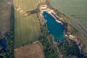 Vue aérienne de Lac de carrière à Bahnhofstr à le quartier Ermsleben in Falkenstein dans le département Saxe-Anhalt, Allemagne