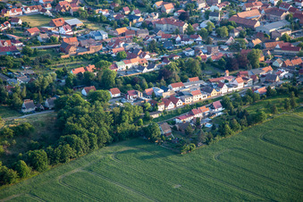 Vue aérienne de Dicke Steinstr à le quartier Rieder in Ballenstedt dans le département Saxe-Anhalt, Allemagne