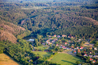 Vue aérienne de Bassin forestier d'Osterteich à le quartier Gernrode in Quedlinburg dans le département Saxe-Anhalt, Allemagne