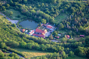 Vue aérienne de Restaurant historique et pension Bückemühle Restaurant de spécialités de poissons à le quartier Gernrode in Quedlinburg dans le département Saxe-Anhalt, Allemagne