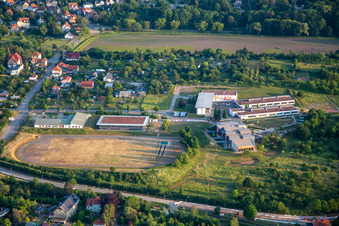 Vue aérienne de École communautaire, école primaire et école SINE-CURA à le quartier Gernrode in Quedlinburg dans le département Saxe-Anhalt, Allemagne