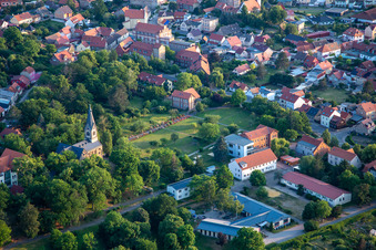 Vue aérienne de Église de Lindenhof à le quartier Neinstedt in Thale dans le département Saxe-Anhalt, Allemagne