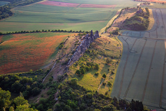 Vue aérienne de Mur du Diable (Königstein) vu de l'est à le quartier Weddersleben in Thale dans le département Saxe-Anhalt, Allemagne