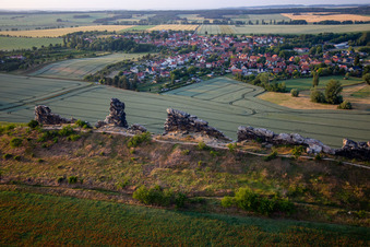 Vue aérienne de Pierres du milieu du mur du diable du sud-est à le quartier Weddersleben in Thale dans le département Saxe-Anhalt, Allemagne
