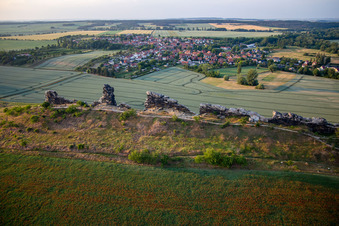 Vue aérienne de Pierres du milieu du mur du diable du sud-est à le quartier Weddersleben in Thale dans le département Saxe-Anhalt, Allemagne