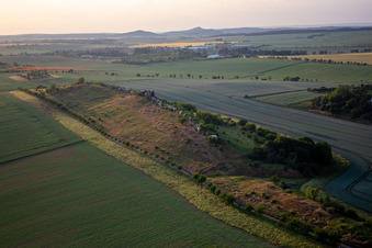 Photographie aérienne de Pierres du milieu du mur du diable du sud-est à le quartier Weddersleben in Thale dans le département Saxe-Anhalt, Allemagne