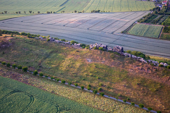 Vue oblique de Pierres du milieu du mur du diable du sud-est à le quartier Weddersleben in Thale dans le département Saxe-Anhalt, Allemagne