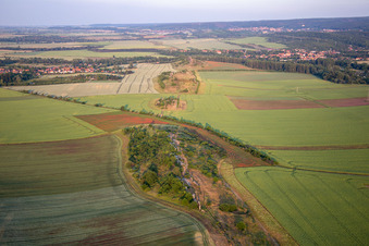 Vue aérienne de Le mur du diable de Warnstedt vu de l'ouest à Thale dans le département Saxe-Anhalt, Allemagne