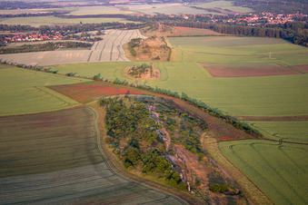Vue aérienne de Le mur du diable de Warnstedt vu de l'ouest à Thale dans le département Saxe-Anhalt, Allemagne