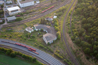 Vue aérienne de Voie triangulaire avec hangar à locomotives semi-circulaire à Blankenburg dans le département Saxe-Anhalt, Allemagne
