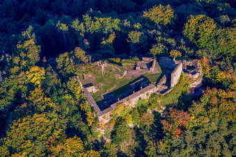 Vue aérienne de Ruines du château de Lindelbrunn à Vorderweidenthal dans le département Rhénanie-Palatinat, Allemagne
