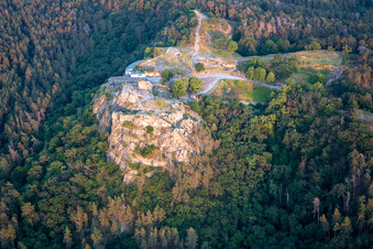 Vue d'oiseau de Château et forteresse de Regenstein à Blankenburg dans le département Saxe-Anhalt, Allemagne