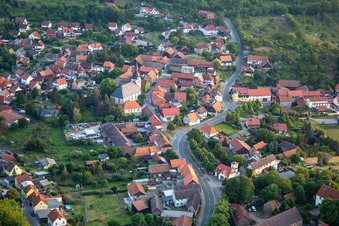 Vue aérienne de Église de la Sainte-Trinité à le quartier Heimburg in Blankenburg dans le département Saxe-Anhalt, Allemagne