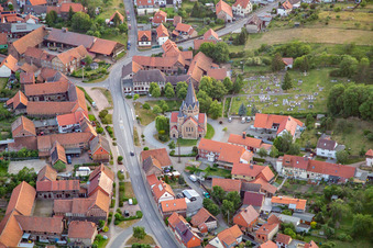 Vue aérienne de Église du Rédempteur à le quartier Benzingerode in Wernigerode dans le département Saxe-Anhalt, Allemagne