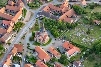 Vue aérienne de Église du Rédempteur à le quartier Benzingerode in Wernigerode dans le département Saxe-Anhalt, Allemagne