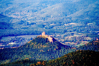 Vue aérienne de Le château de Trifels vu du sud-ouest à le quartier Bindersbach in Annweiler am Trifels dans le département Rhénanie-Palatinat, Allemagne